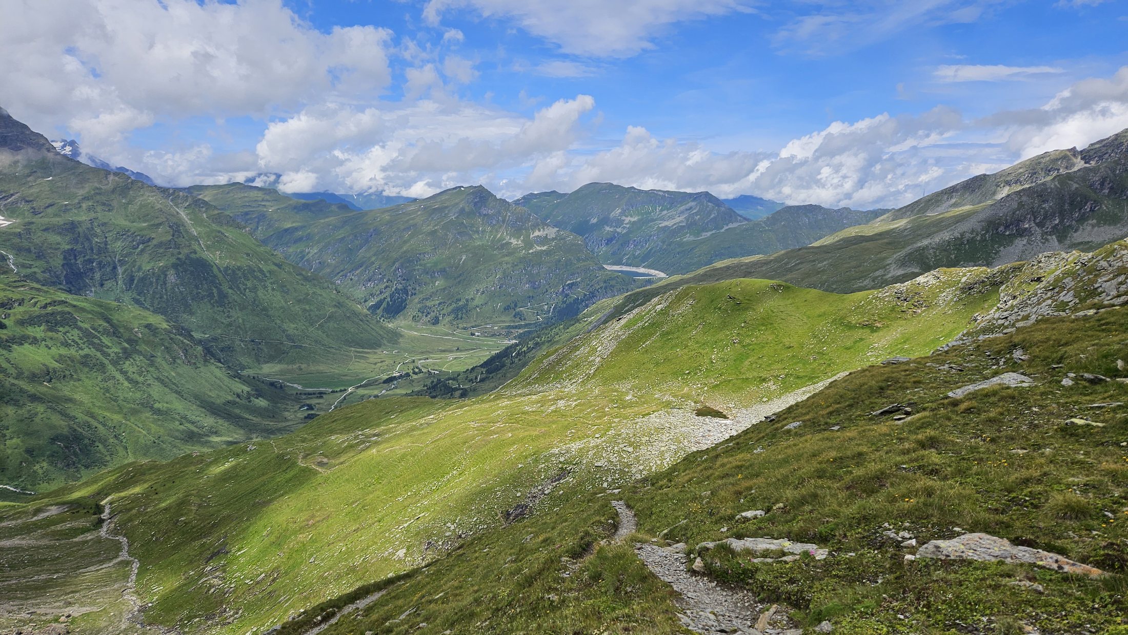 Horská krajina na trase přes Hagener Hütte